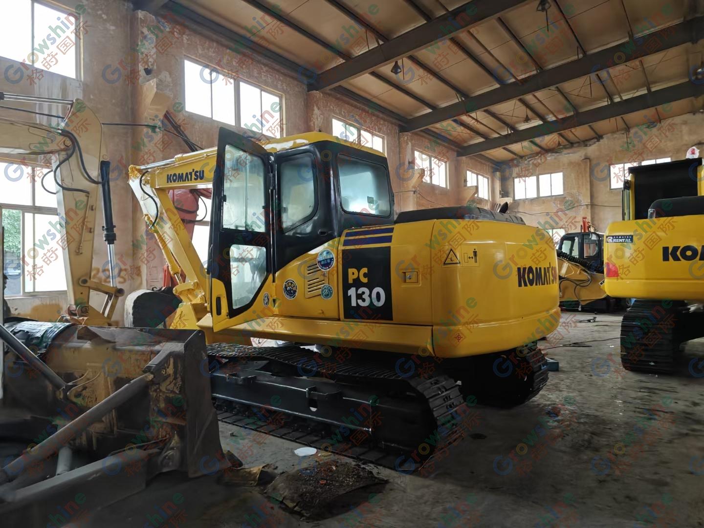 Komatsu 130-7 excavator