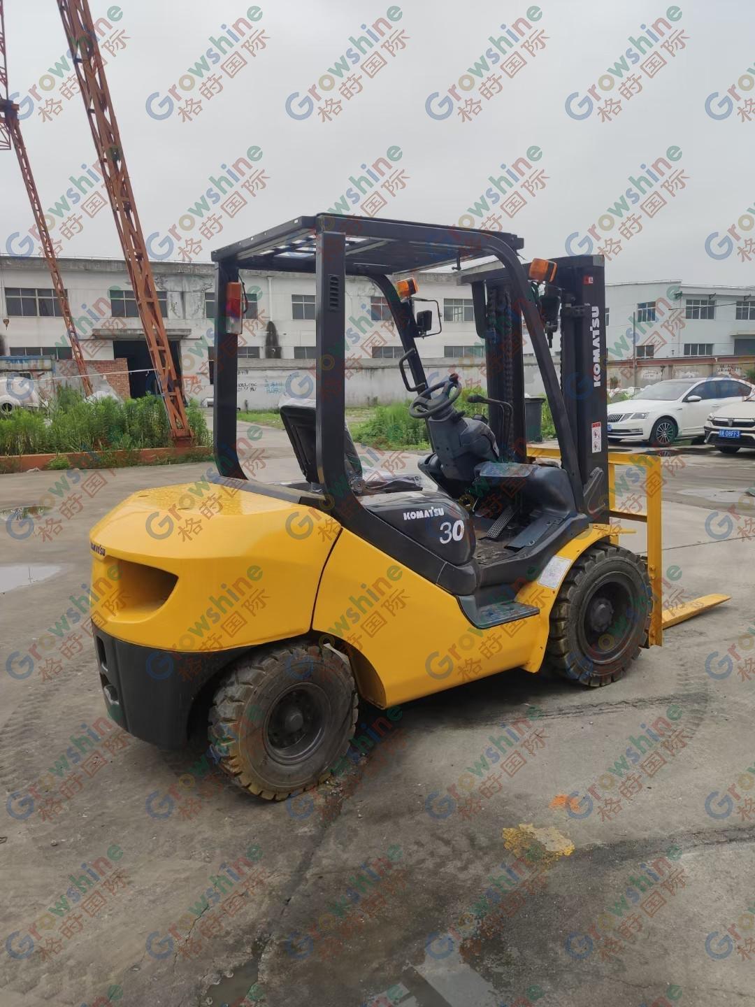 Komatsu 3-ton forklift