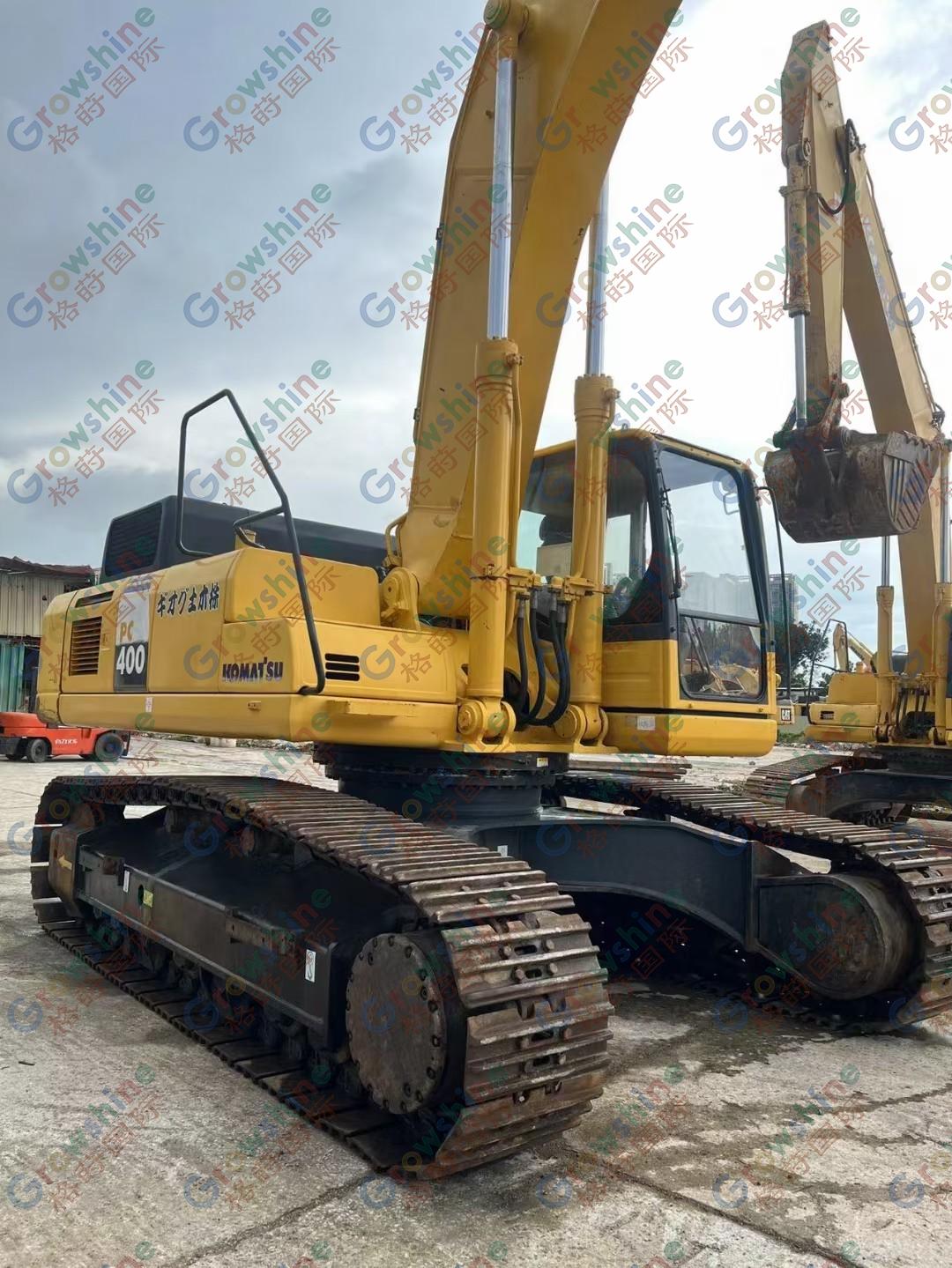 Komatsu 400-8 excavator