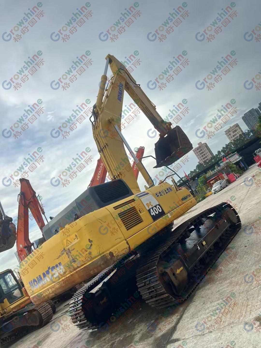 Komatsu 400-8 excavator
